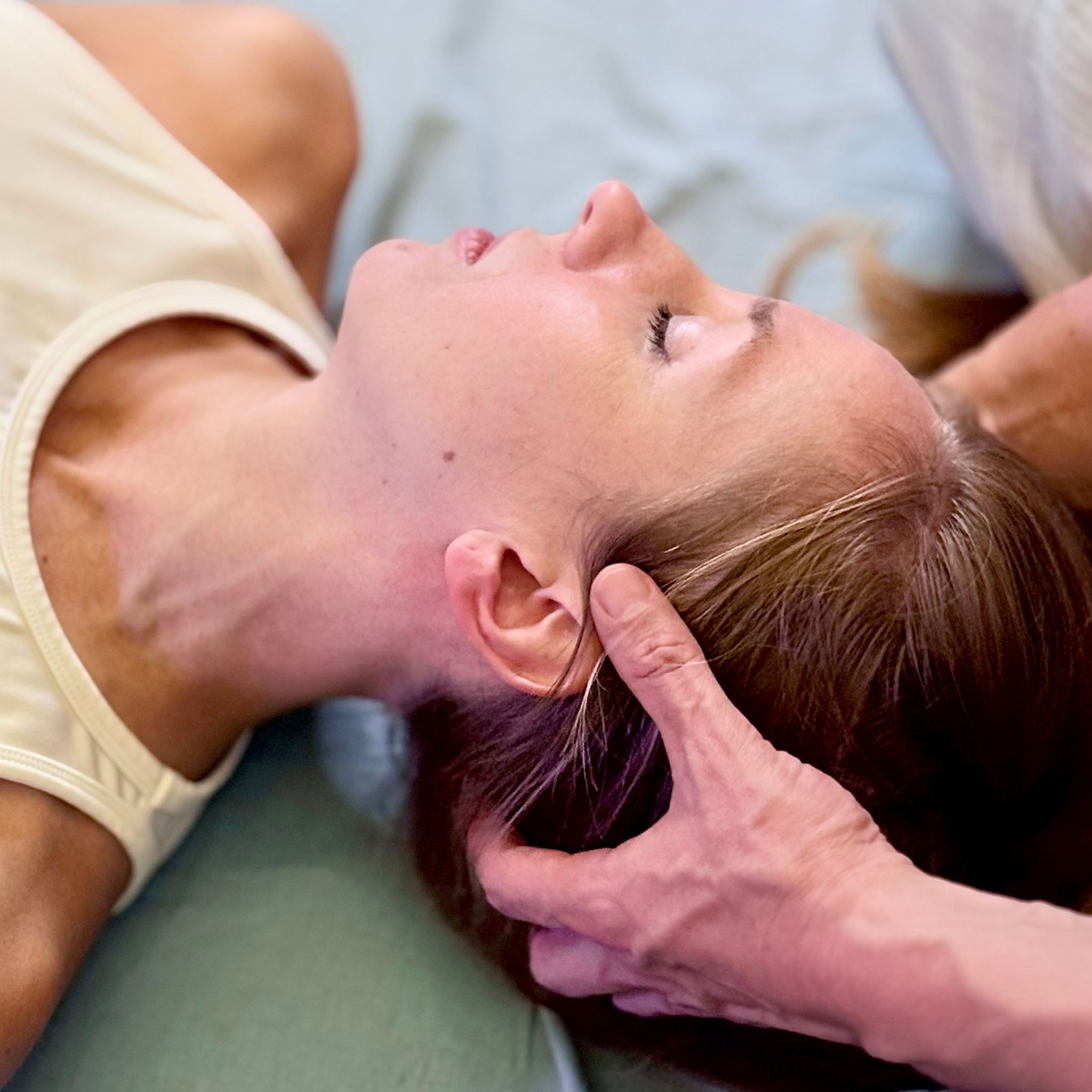 Потоковый массаж головы